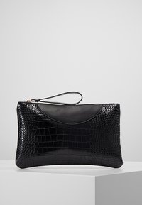 Pochette noire arborant un motif crocodile texturé, des accents en cuir lisse et une sangle de poignet. Design plat avec bord supérieur arrondi.