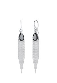 Svarta tårformade örhängen med silverkedjor som fransar, med en elegant design, glänsande metall och intrikata kedjedetaljer.