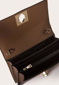 Cartera de cuero marrón con un cierre de hardware dorado, que presenta múltiples ranuras para tarjetas y un compartimento con cremallera para monedas. Diseño limpio y estructurado.