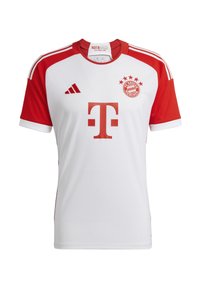 Valkoinen ja punainen jalkapallopaita, lyhyet hihnat, Adidas-logo, suuri punainen sponsorilogo ja FC Bayern München -embleemi, jossa on viisi tähteä logon yläpuolella.