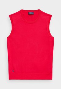 Haut en tricot sans manches rouge avec un col rond, bordures côtelées et petit logo bleu en bas à gauche. Texture lisse, design ajusté.