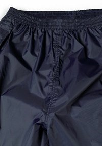 Námořnické šortky z větrovky vyrobené z lehkého, voděodolného materiálu s elastickým pasem a viditelnými švy.