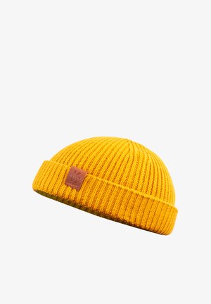 Gelbe gestrickte Mütze mit geripptem Muster und umgeschlagenem Saum; verfügt über ein braunes Leder-Logo-Patch auf der Vorderseite.