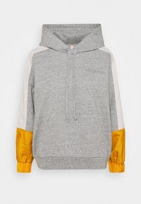 Sweat à capuche gris avec cordon de serrage, panneaux d'épaules blancs et poignets en satin orange. Il possède une poche avant et une marque brodée.