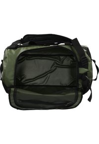 Vihreä duffelilaukku, jossa on päällystetty kahva ja säädettävä olkahihna. Sisältää tilavan sisäosan ja verkotaskun järjestämistä varten. Vetoketjukiinnitys.