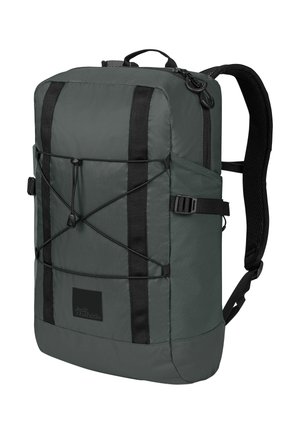 Grau Stoff-Rucksack mit schwarzen Riemen, Bungee-Kordel-Detail auf der Vorderseite und einem Logo am Boden. Verfügt über gepolsterte Riemen für zusätzlichen Komfort.