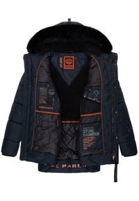 Marinblå pufferjacka med avtagbar svart konstpälskapuschong. Insidan har orange detaljer och flera fickor med tryckta etiketter. Mjuk foder synligt.
