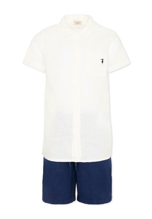 Chemise blanche à manches courtes avec col et poche, associée à un short bleu foncé, présentée sur fond blanc.