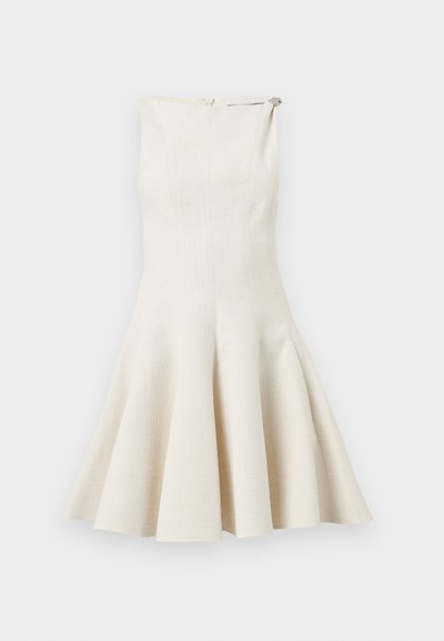 Εκρού στράπλες φόρεμα κοκτέιλ με φουσκωτή φούστα και πλαϊνό φερμουάρ, από υλικό με υφή.