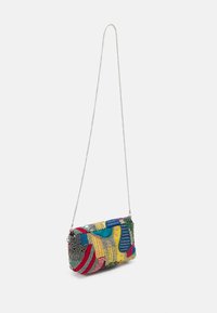 Bolso de mano de cuentas coloridas con patrones abstractos en rojo, amarillo, azul, verde y plata, con una larga correa de cadena plateada.