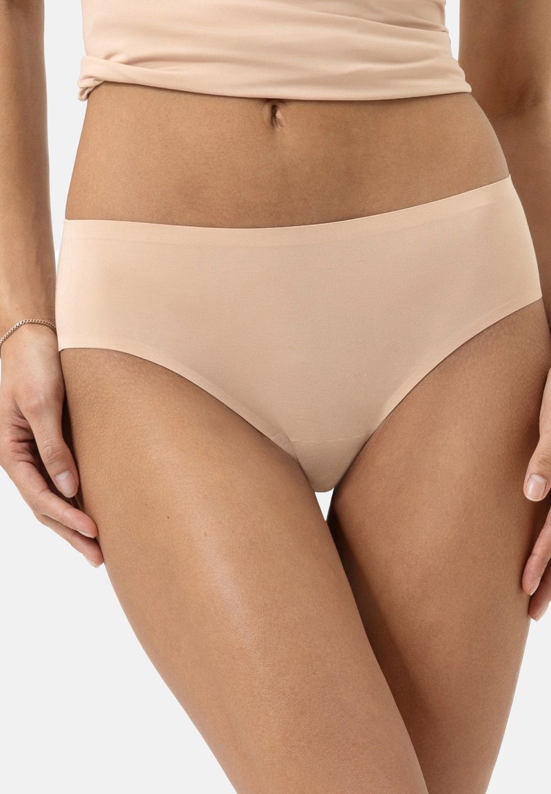 Underwear seamless color beige chiaro con una consistenza morbida e liscia. Presenta un design a vita bassa e una cintura elastica larga per il massimo comfort.