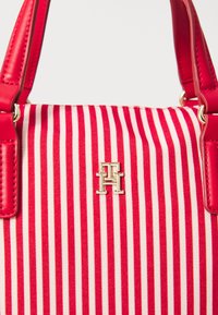 Tommy Hilfiger POPPY SUMMER SMALL TOTE - Handbag - red