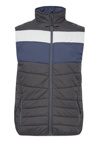 Vesta gri fără mâneci cu dungi orizontale bleumarin și alb, având un guler înalt și buzunare laterale cu fermoar. Design umplut cu textură matlasată.