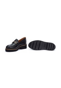 Crne kožne loafers cipele s zlatnim kop�čama, robusnom teksturiranom potplatom, zaobljenim nosom i šavovima uz rub.