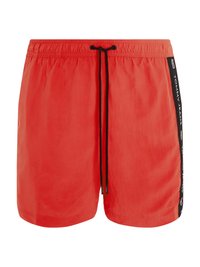 Costumi da bagno rossi con cintura elastica, cordoncino nero e dettagli con logo laterale. Realizzati in materiale leggero e liscio.