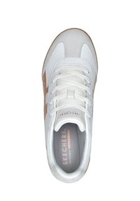 Witte sneaker met een bovenkant van glad leer en suede, lichtbruine accenten, witte veters en een gevoerde inlegzool. Logo zichtbaar aan de zijkant.