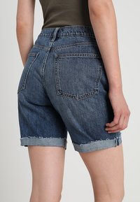 GAP Farkkushortsit - dark-blue denim