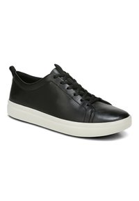 Zwarte leren sneaker met ronde neus, gestructureerd oppervlak, platte witte rubberen zool en zwarte veters. Bevat minimale stikseldetails.