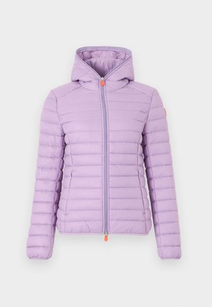 Geacă matlasată mov deschis cu glugă și fermoar frontal, cu cusături orizontale și două buzunare laterale cu fermoar.