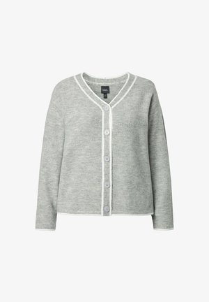 Cardigan gris en tissu doux avec un col en V, bordure blanche et cinq boutons gris clair sur le devant. Manches longues avec une coupe décontractée.