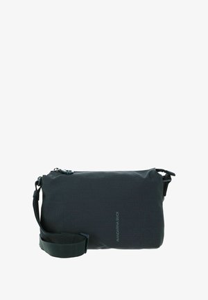 Bustina nera in nylon con superficie testurizzata, chiusura con zip e tracolla regolabile. Presenta un logo in grigio tenue. Forma compatta e rettangolare.