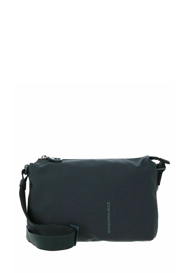 Bustina nera in nylon con superficie testurizzata, chiusura con zip e tracolla regolabile. Presenta un logo in grigio tenue. Forma compatta e rettangolare.