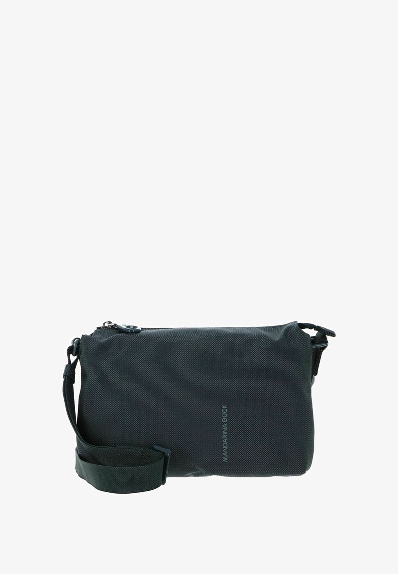 Bustina nera in nylon con superficie testurizzata, chiusura con zip e tracolla regolabile. Presenta un logo in grigio tenue. Forma compatta e rettangolare.