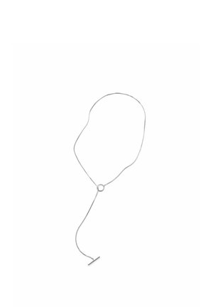 Delikatny srebrny naszyjnik z łańcuszkiem, okrągłym zapięciem i małą poziomą zawieszką w kształcie pręta, wiszącą na łańcuszku na białym tle.