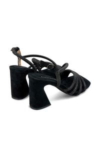 Schwarze High-Heelsandalen mit mehreren überkreuzten Riemen, Wildledertextur, Blockabsatz und verstellbarem Knöchelriemen.