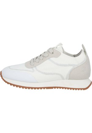 Weißer Sportschuh mit strukturiertem Obermaterial, grauen Akzenten, runder Spitze und Gummisohle. Mit Schnürsenkeln und verstärktem Fersenbereich.