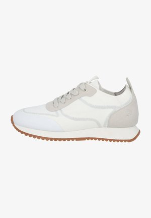 Weißer Sportschuh mit strukturiertem Obermaterial, grauen Akzenten, runder Spitze und Gummisohle. Mit Schnürsenkeln und verstärktem Fersenbereich.