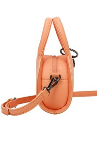 Borsa rotonda color pesca realizzata in materiale liscio, dotata di due manici, chiusura con zip e tracolla rimovibile con dettagli in metallo.