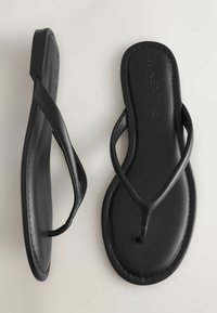 Svarte læderflip-flops med et enkelt rem-design og let polstrede såler, vist fra top- og sidevinkler mod en neutral baggrund.