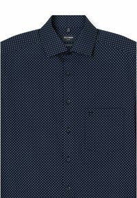 Camicetta blu navy con bottoni, a pois bianchi, fit moderno, colletto a punta e taschino, realizzata in tessuto morbido.