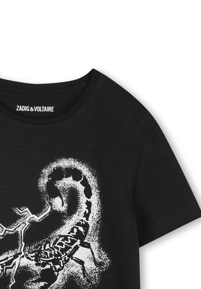 Zwarte katoenen t-shirt met een grote witte schorpioenafbeelding met abstracte lijnen, een ronde halslijn en korte mouwen.
