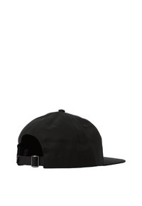 Gorra de béisbol negra hecha de algodón, con una corona redondeada, visera plana y correa ajustable en la parte posterior. Sin patrones ni acentos visibles.