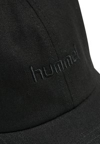 Zwarte cap van katoen met een gestructureerd oppervlak. Voorzien van een geborduurd "hummel" logo in bijpassend zwart draad aan de voorkant.