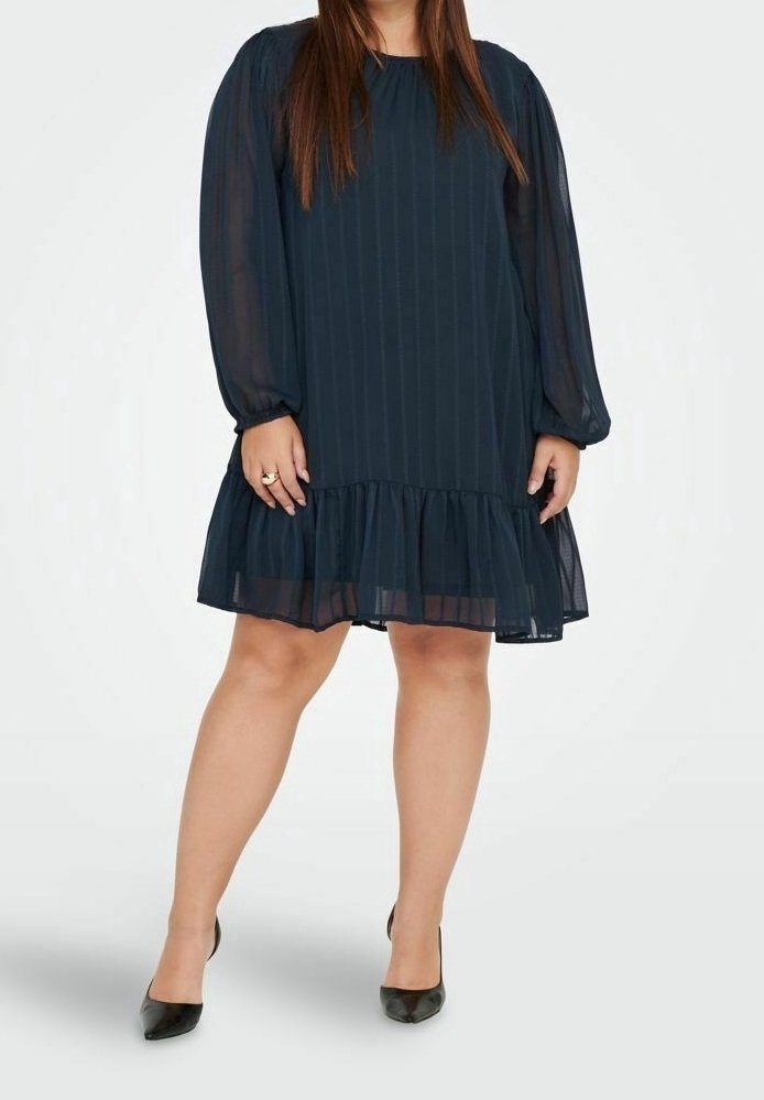 Marinblå, knälång klänning med vertikala ränder, samlad midja och puffärmar. Tillverkad av ett lätt, genomskinligt tyg med en volangkant.