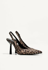 Leopardi-kuosiset slingback-korkokengät, joissa on terävä kärki, musta kiiltävä korko ja teksturoitu kangas. Säädettävä hihna varmistaa mukautuvan istuvuuden.