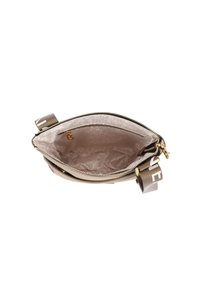 Borsa a pochette beige con un'esterno liscio, zip dorata e fodera in tessuto con un delicato motivo a logo. Dettagli con una tracolla logo.
