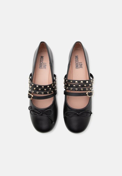 Pareja de bailarinas negras de cuero con doble tira con tachuelas y pequeño detalle de lazo, con la marca Love Moschino en el interior.