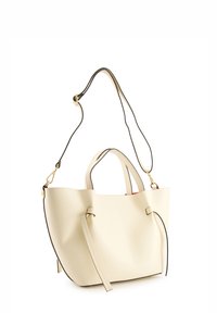 Cremfarbene Leder-Handtasche mit kurzen Tragegriffen und einem abnehmbaren Schultergurt. Sie verfügt über eine strukturierte Oberfläche und goldfarbene Hardware-Details.