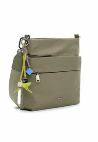 Jasnobiała torba na ramię z miękkiego nylonu w kolorze jasnego khaki. Posiada przednią kieszeń na zamek, odpinane kolorowe zawieszki oraz wzorzysty pasek na ramię.