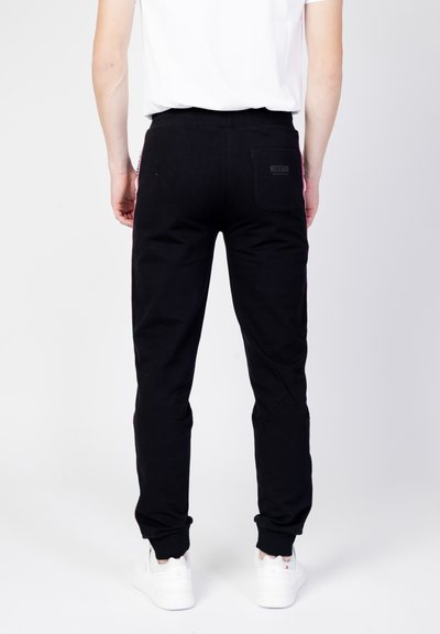 Czarne spodnie dresowe z miękkiego materiału, z prążkowanym pasem i mankietami, wyposażone w tylną kieszeń oraz subtelną grafikę marki.