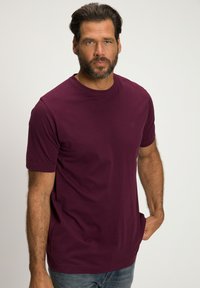 T-shirt a maniche corte in cotone bordeaux profondo, con design a collo rotondo e logo discreto sul petto, offre una vestibilità comoda.