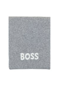 Šedý pletený čtvercový šátek s bílým textem "BOSS" vyšitým poblíž jednoho okraje na čistě bílém pozadí.