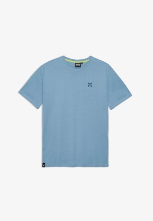 Lichtblauw T-shirt met korte mouwen, gemaakt van zacht materiaal. Voorzien van een ronde halslijn en een klein donkerblauw logo op de linkerborst.