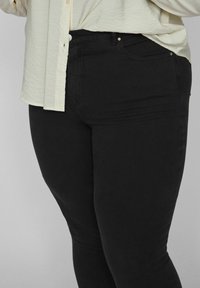 EVOKED VILA CURVE  - Vaqueros pitillo - black