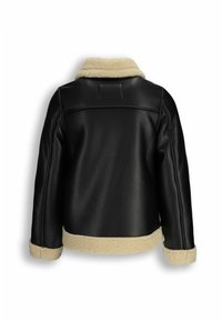 Czarna skórzana kurtka z kremowym kołnierzem i wyściółką z owczej wełny. Posiada prosty krój, widoczne szwy oraz wewnętrzną naszywkę z tyłu.
