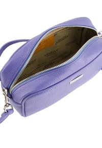 Lila Leder-Crossbody-Tasche mit strukturierter Oberfläche, Reißverschluss und einem Innenfutter mit sich wiederholendem Logo-Muster.